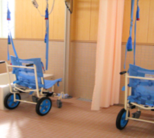 リフトを使用し楽しく入浴を行います