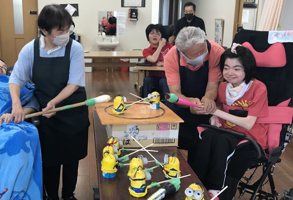 みすぎ 手作りミニオンズのおもちゃで遊ぶ笑顔の利用者様