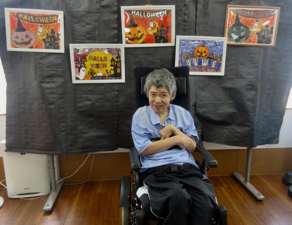 みすぎ ハロウィンの絵の前の利用者様