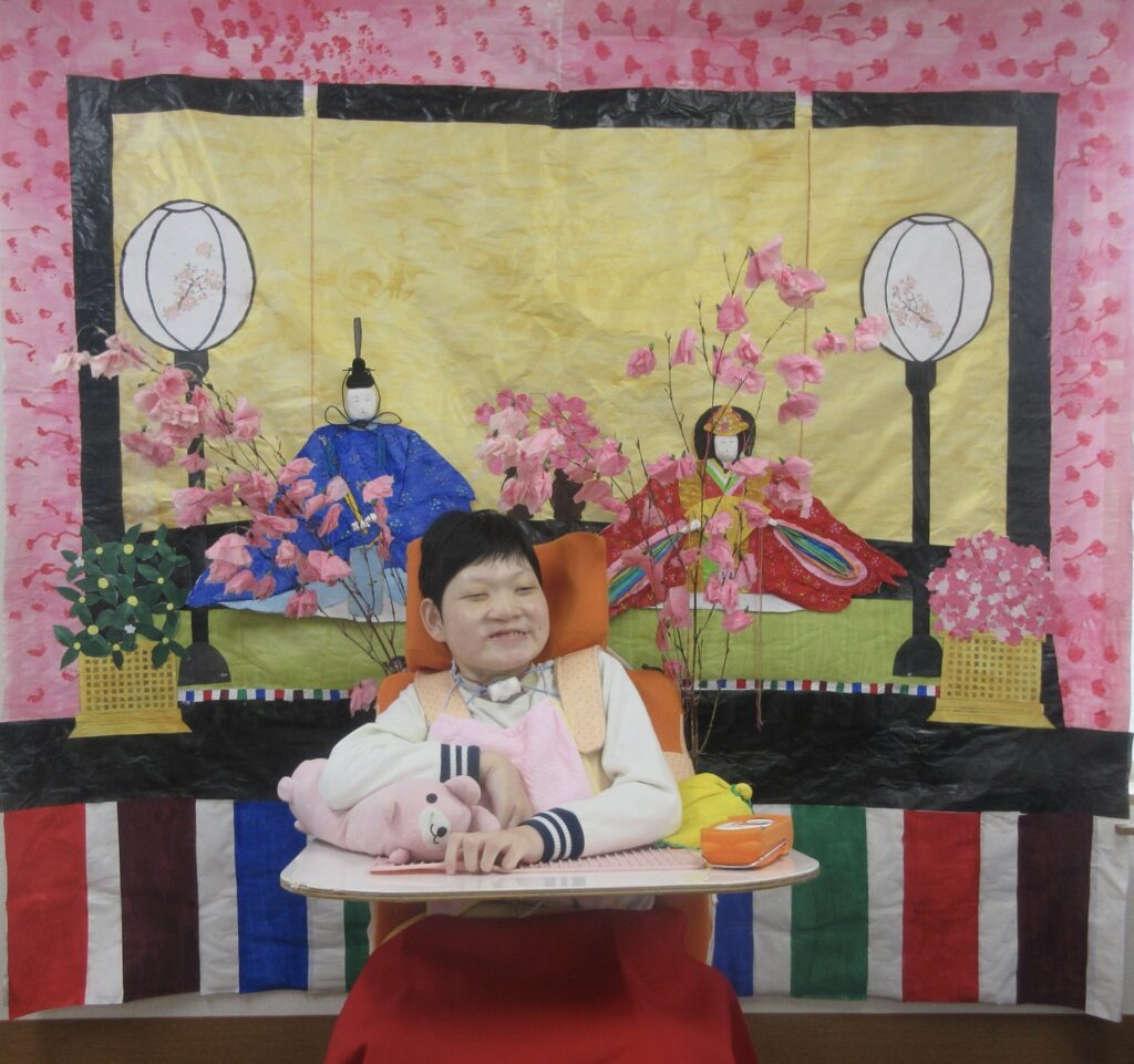 みすぎ お雛様の飾りの前でパチリ