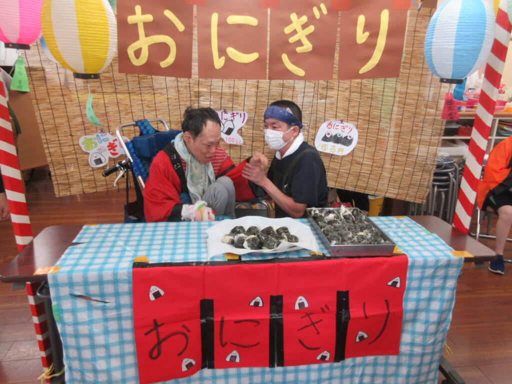 みすぎ 縁日のおにぎり屋さんをする利用者様