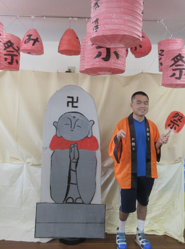 みすぎ 地蔵盆で絵のお地蔵様の前で笑顔の利用者様