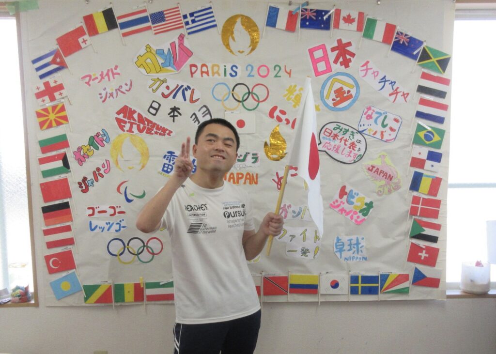 みすぎ パリオリンピックの応援ボード前で記念写真