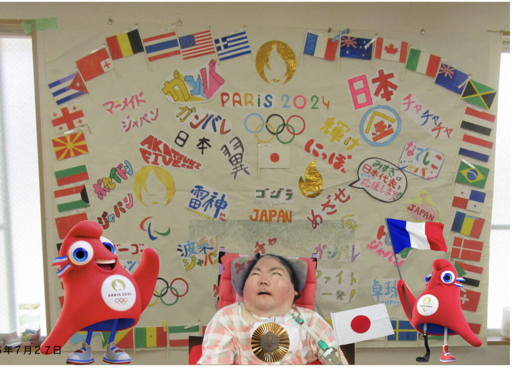 みすぎ パリオリンピックの応援ボード前で記念写真