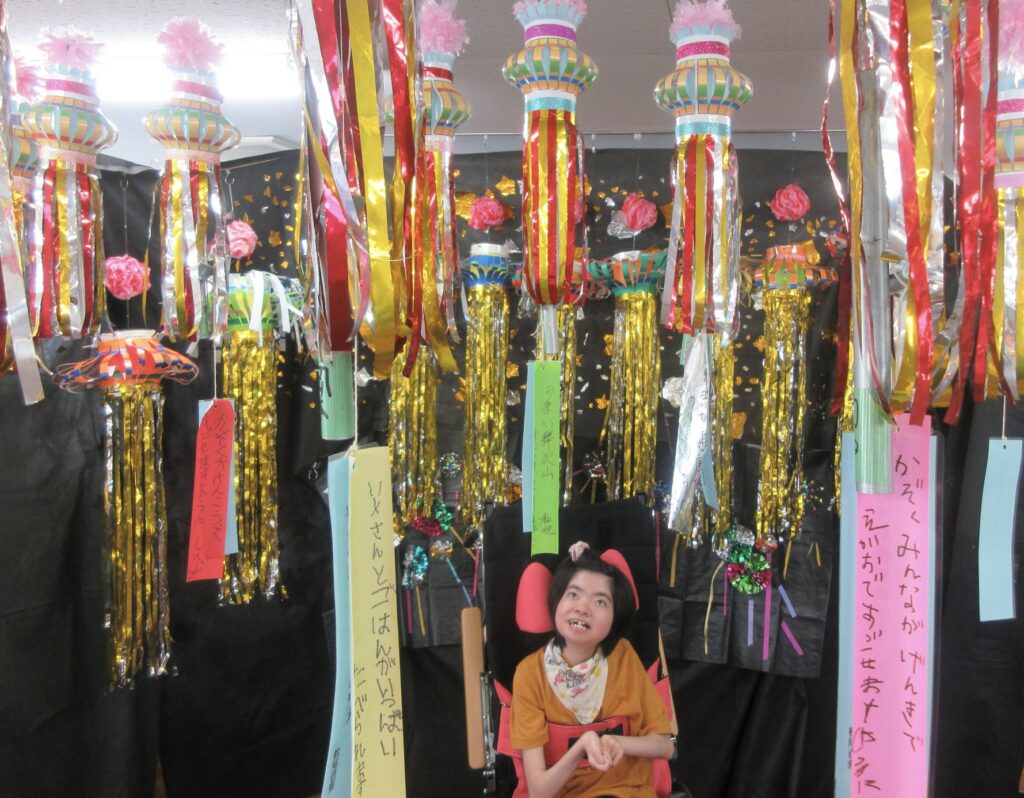 みすぎ 七夕様の飾りの前で記念写真