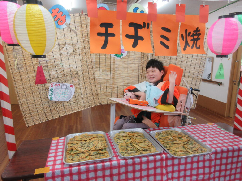 チヂミ焼き屋さんごっこでみすぎの利用者様の笑顔