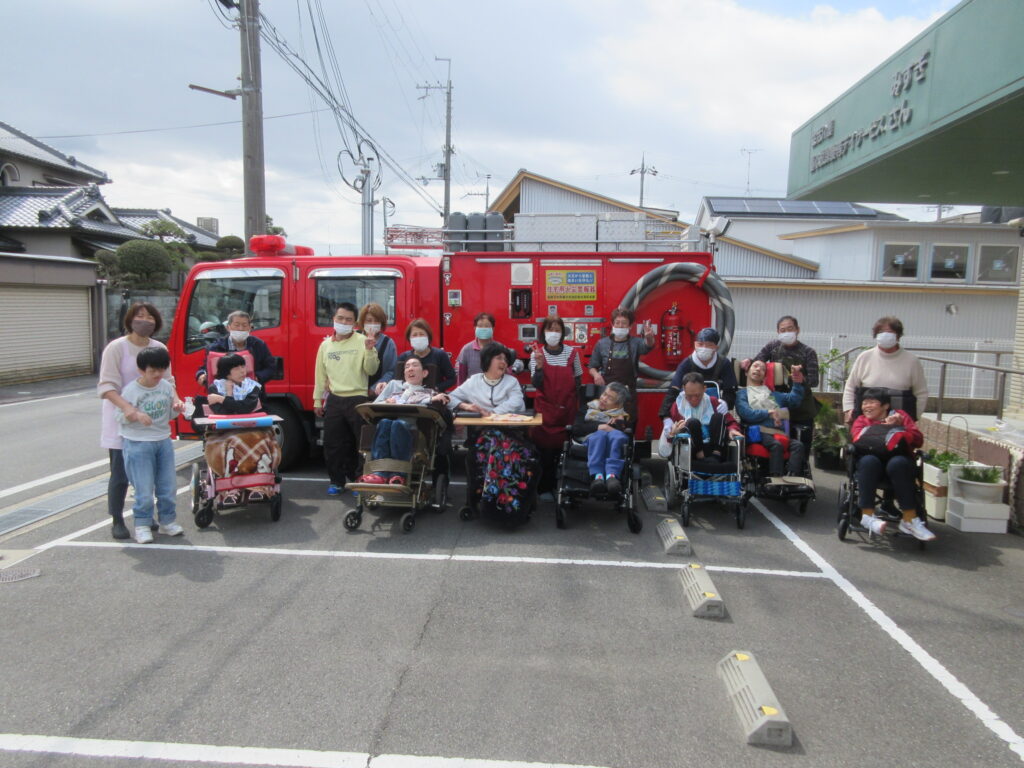 みすぎの利用者様と消防車の記念写真