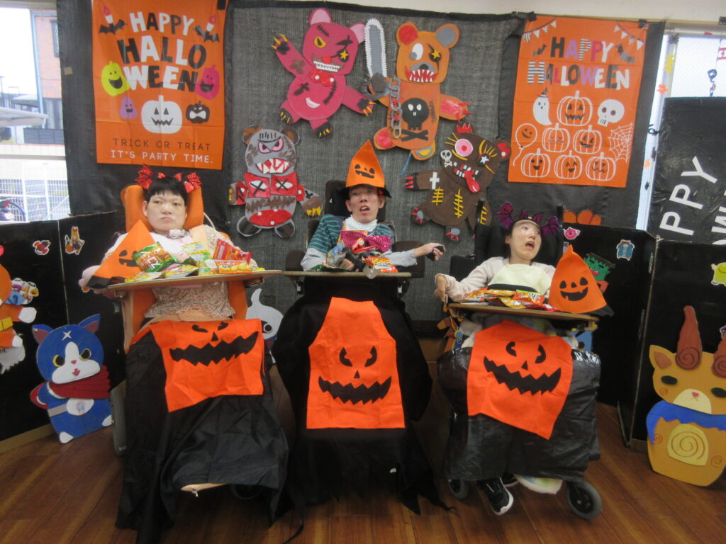みすぎ ハロウィンの飾りの前で記念写真