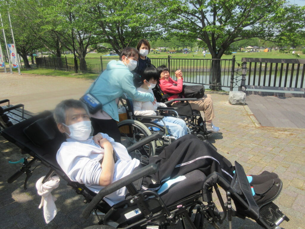 みすぎ 石川河川敷公園で散歩する利用者様