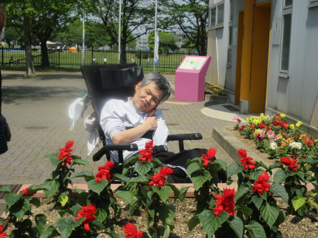 みすぎ 赤い花の前の利用者様