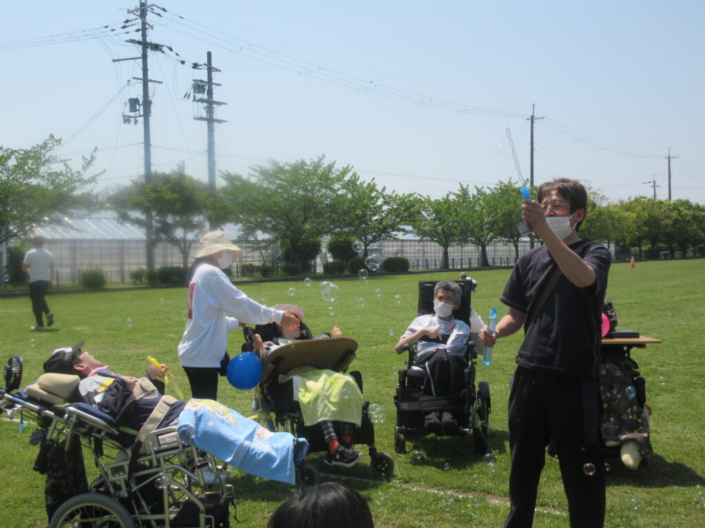 みすぎ 公園でシャボン玉とで楽しむ利用者様