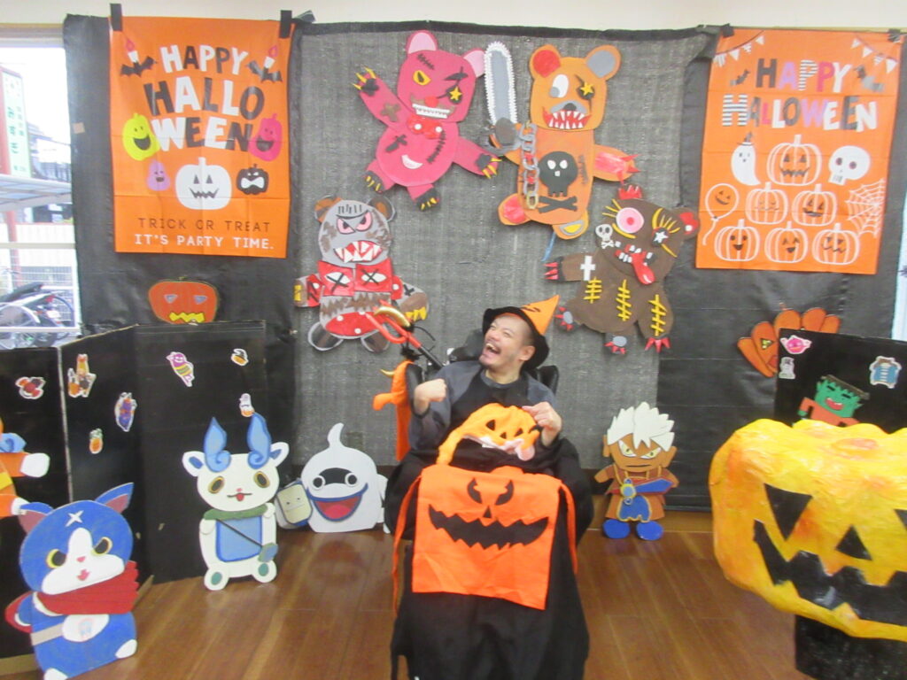 みすぎ ハロウィンの飾りの前で記念写真