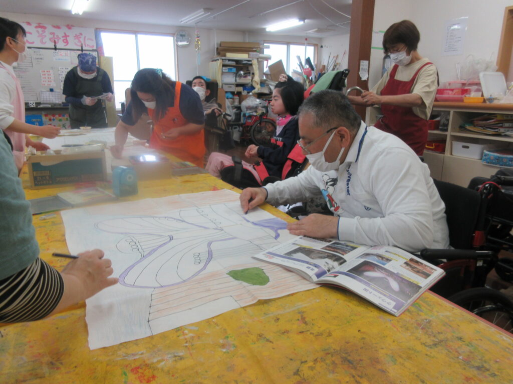 みすぎ 模造紙の絵に色を塗る利用者様