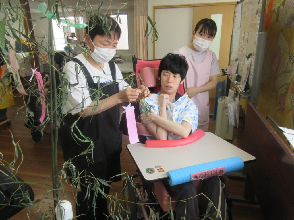 みすぎ 七夕の笹と短冊と記念写真