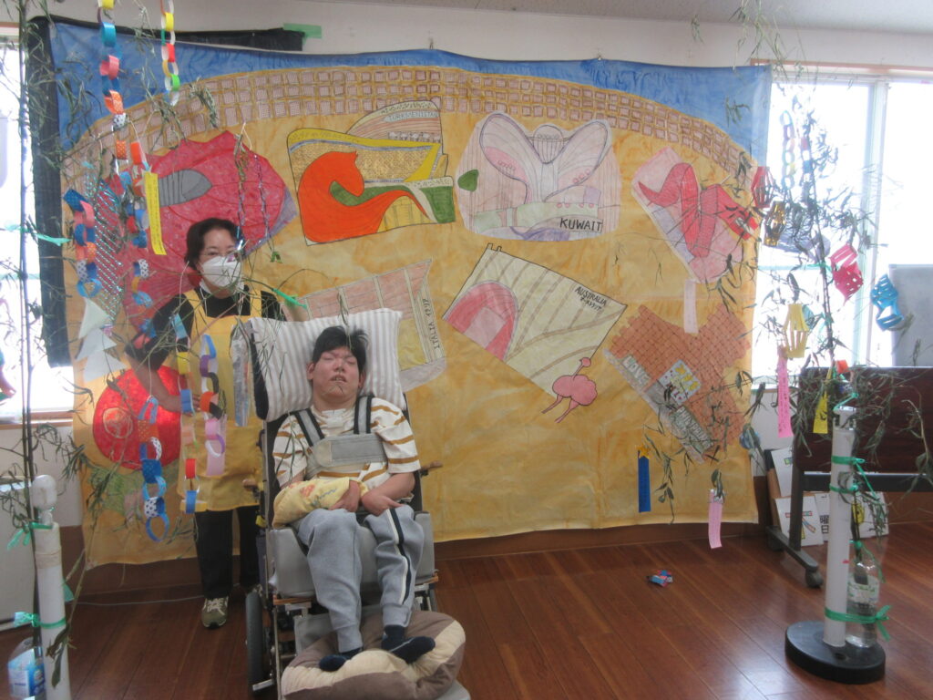 みすぎ 七夕の飾りの前で記念写真