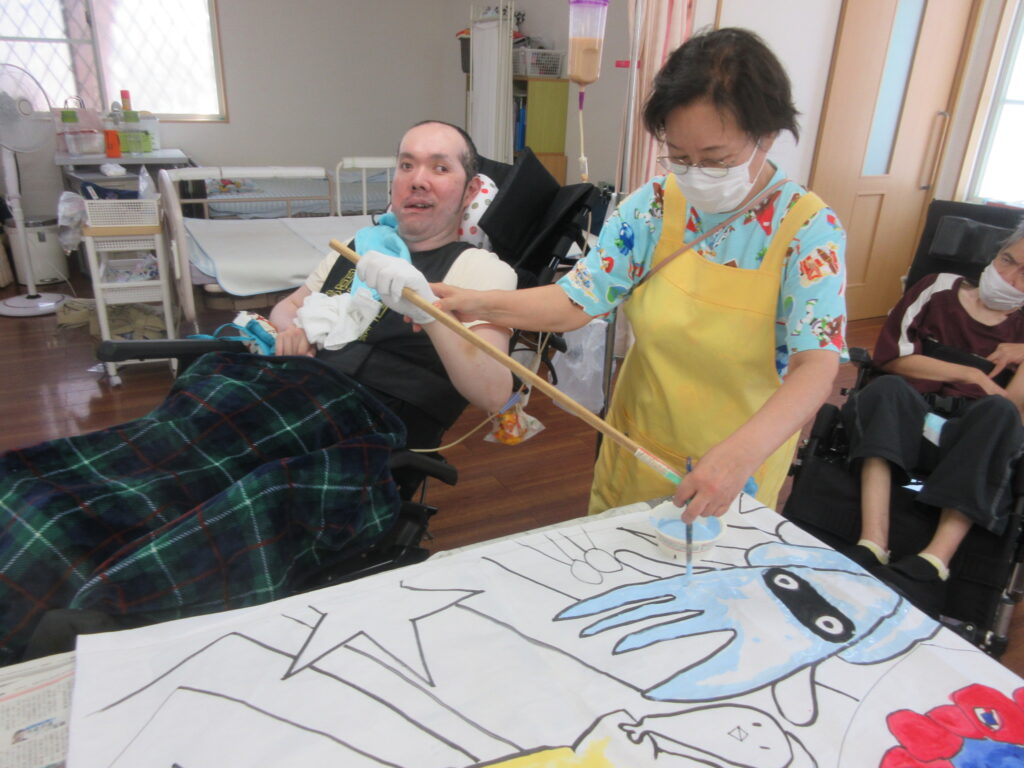 みすぎ イカの絵の色塗りをする利用者様