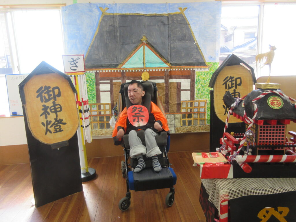 みすぎ 手作りの神社の飾りとお神輿の前で記念写真