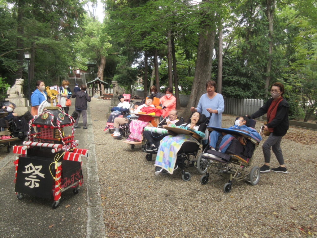 みすぎ 神社でお神輿と記念写真