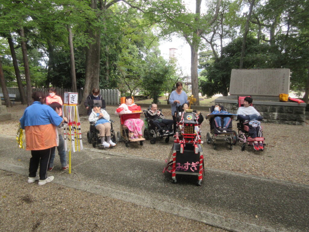 みすぎ 神社でお神輿と記念写真