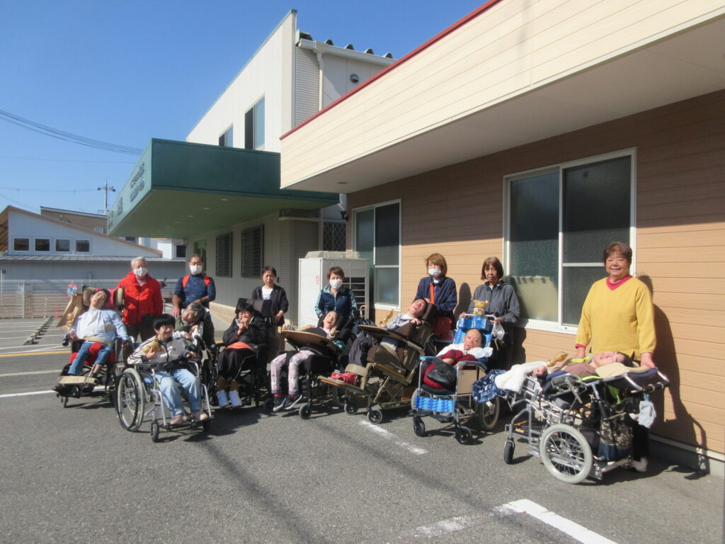 みすぎ 施設の前で仲間と記念写真