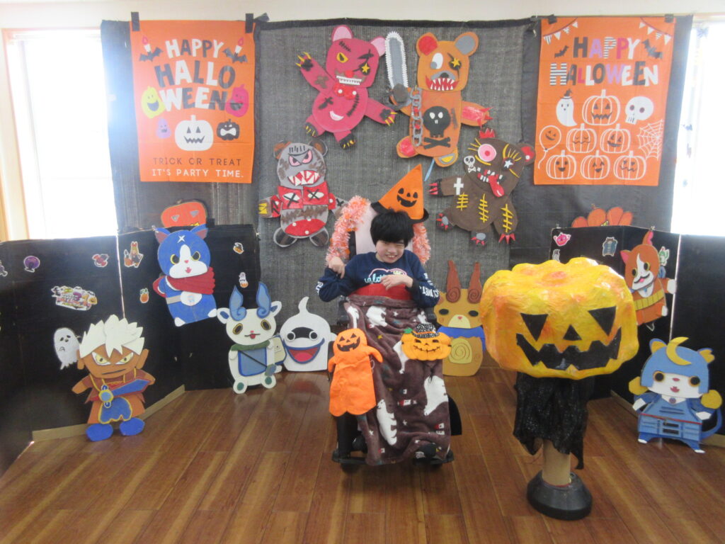 みすぎ ハロウィンの飾りの前で記念写真