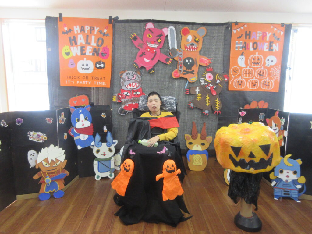 みすぎ ハロウィンの飾りの前で記念写真