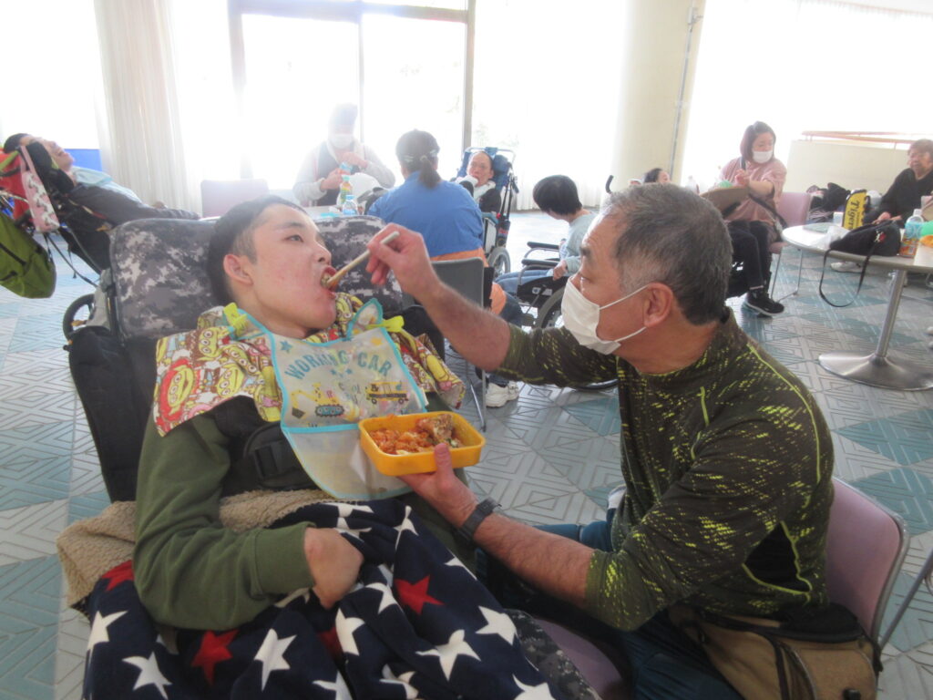 みすぎ お出かけ先でお弁当の食事介助をうける利用者様