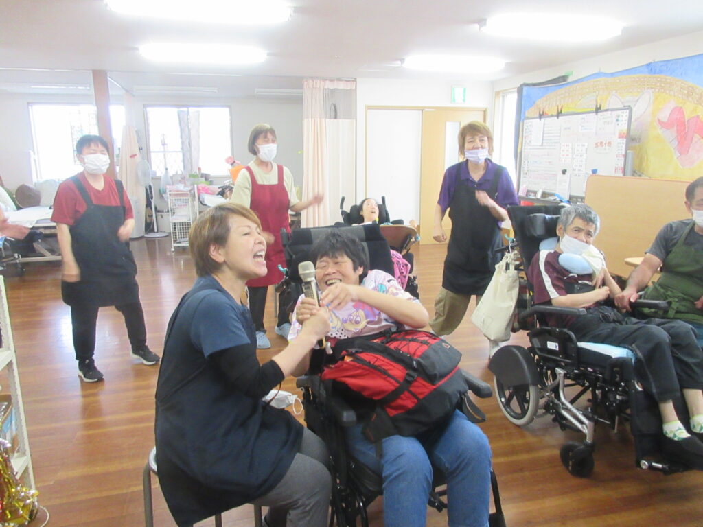 カラオケをして笑顔の杉の木の利用者様の笑顔