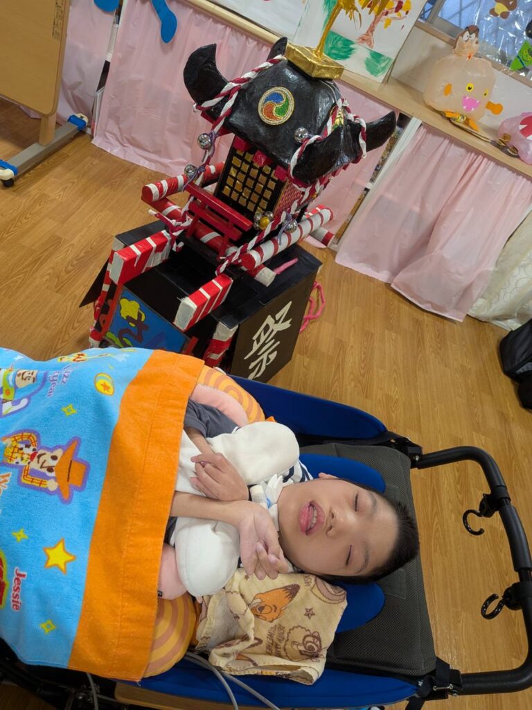 さん　お神輿とパチリ