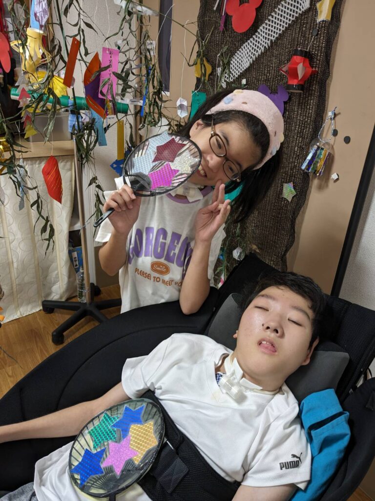 さん　七夕の飾りで笑顔の利用者様