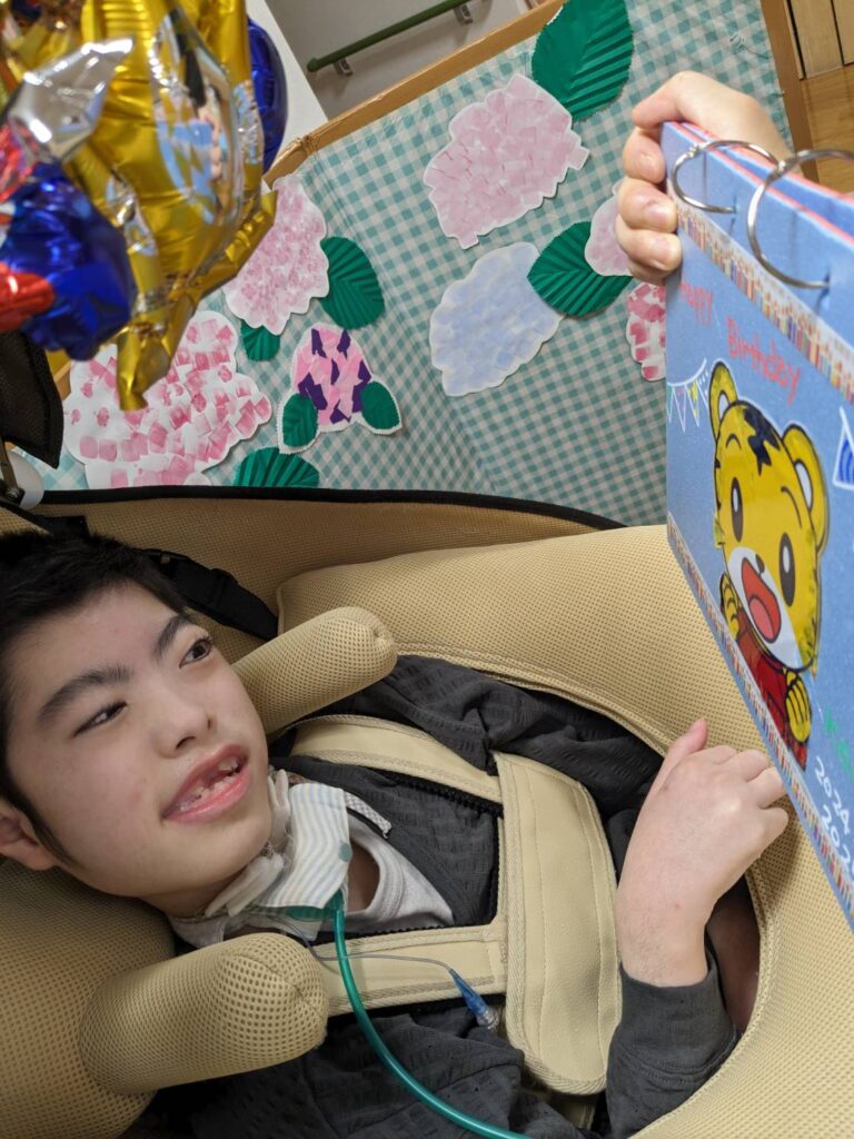 さん　しまじろうの絵を見て笑顔の利用者様