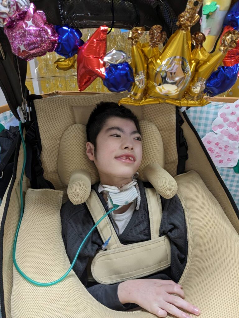 さん　王冠や星の飾りで笑顔の利用者様