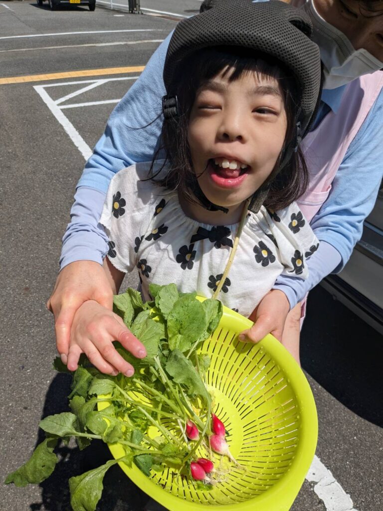 さん　ラディッシュを収穫して笑顔の利用者様