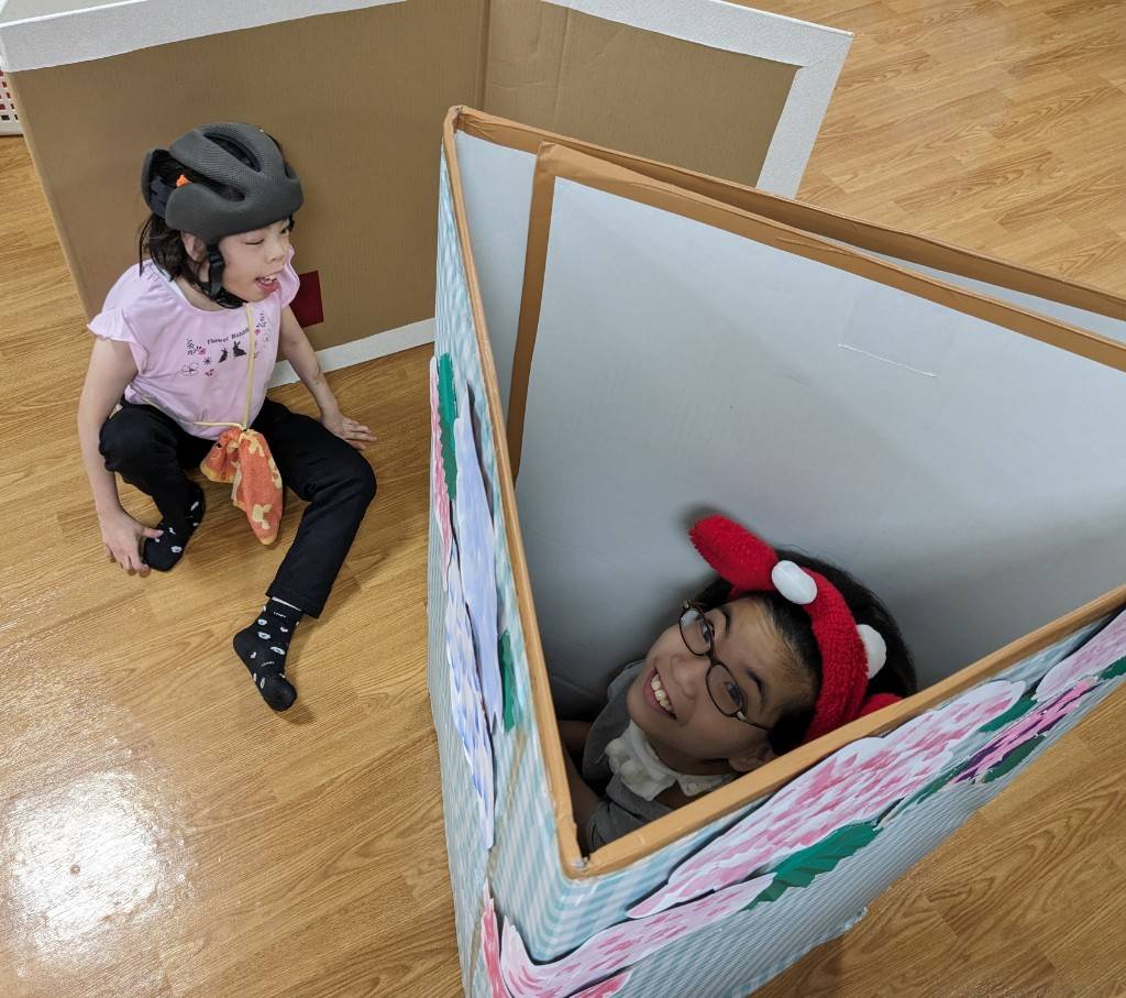 さん　かくれんぼをして笑顔の利用者様