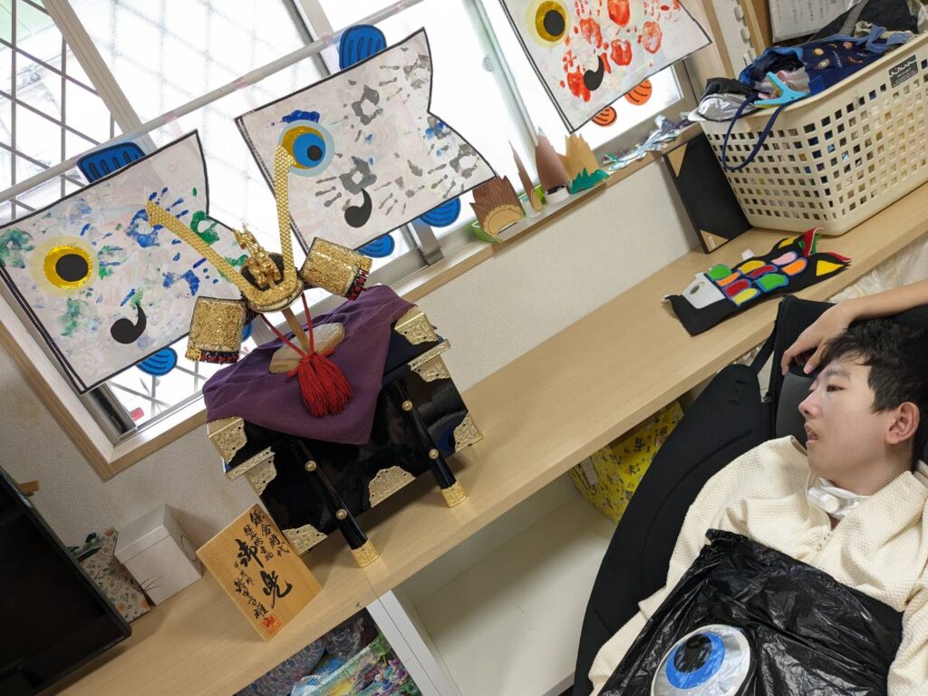 さん　端午の節句の兜を見る利用者様