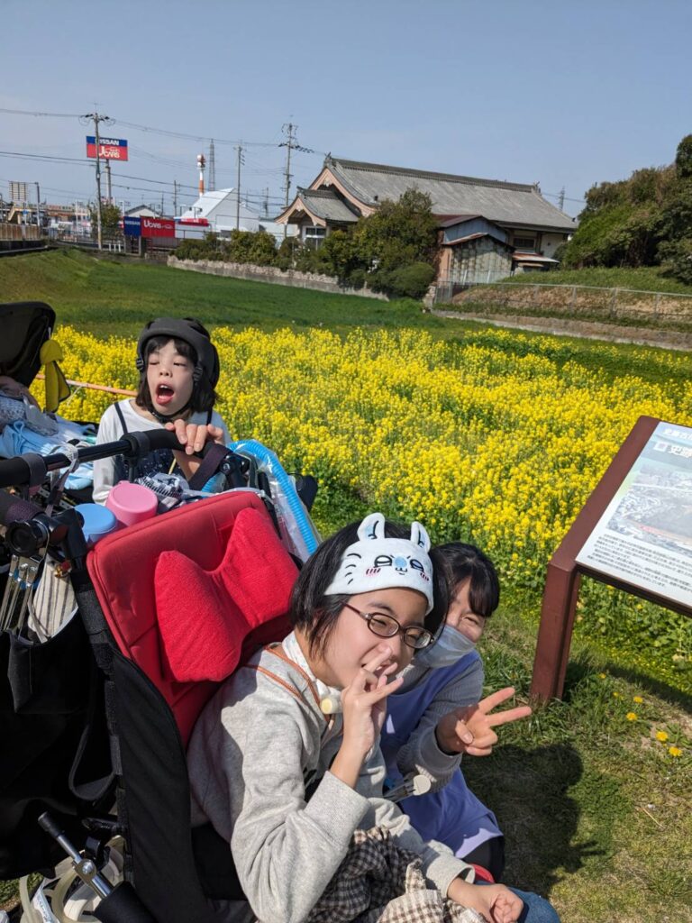 さん　菜の花畑の前でパチリ