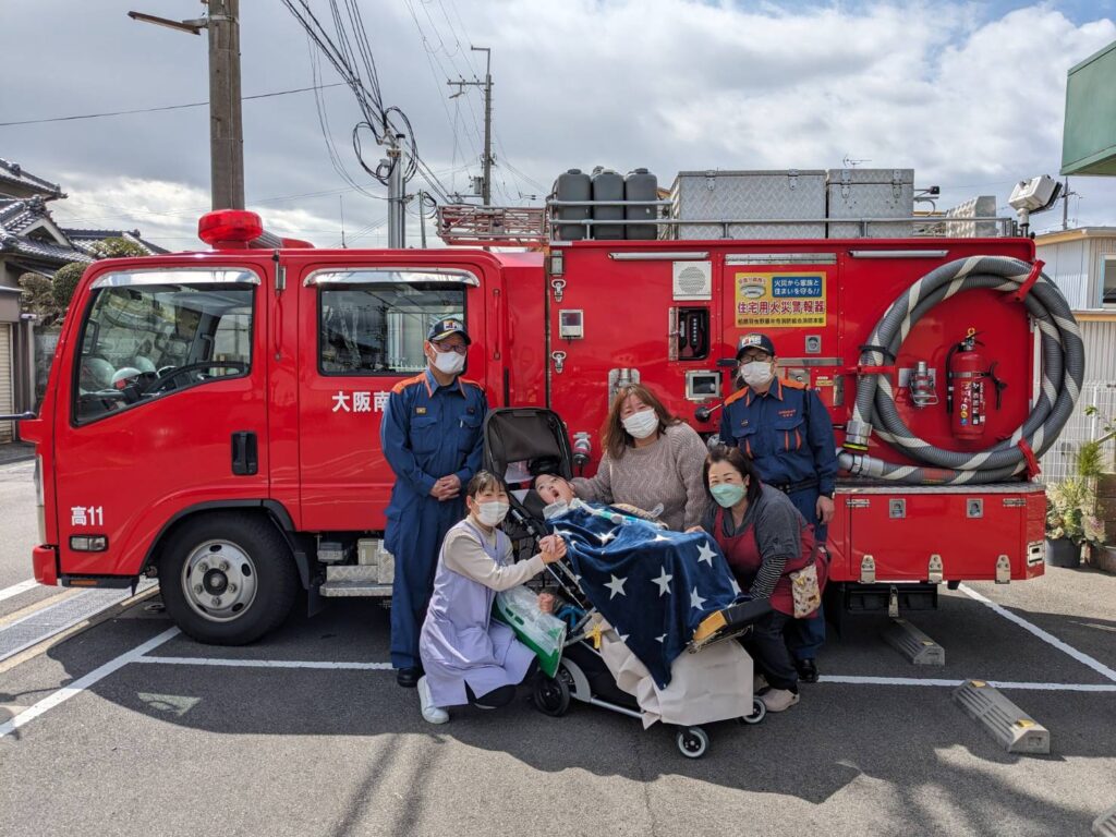 さん　消防車の前で記念写真