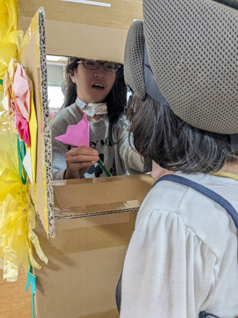 さん　お花ごっこをする利用者様