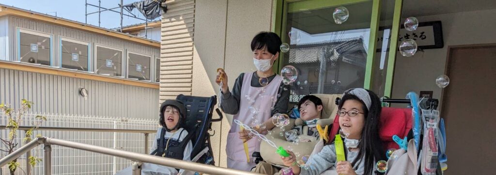 さん　シャボン玉をする利用者様