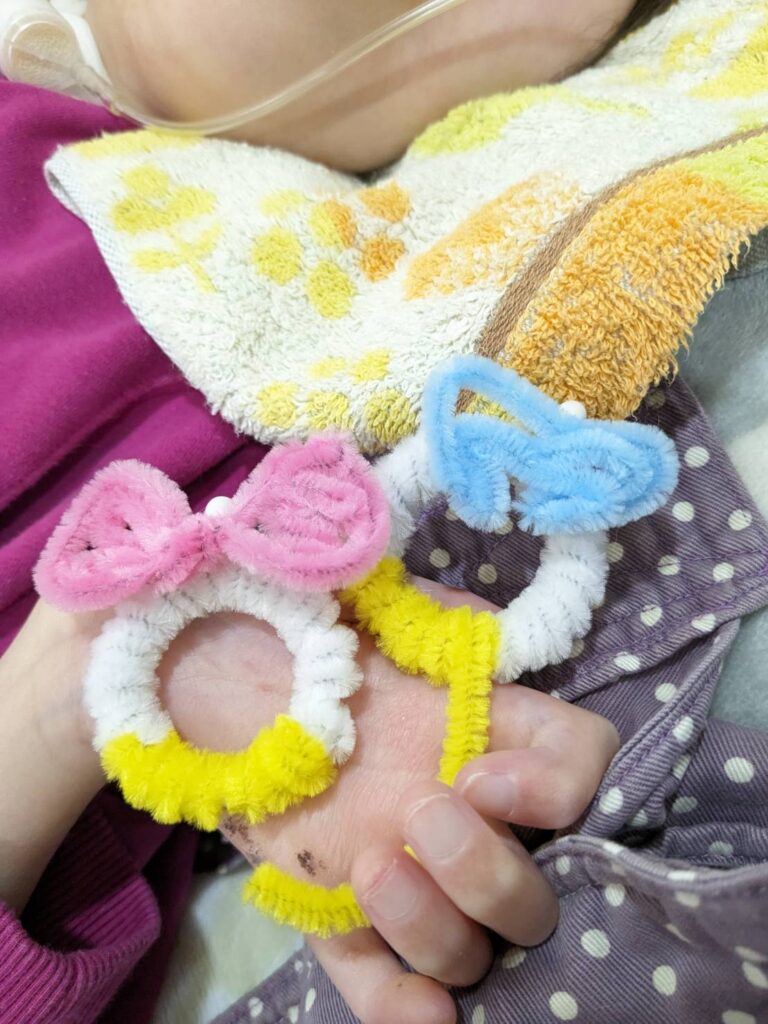 さん　かわいい飾りを握る手