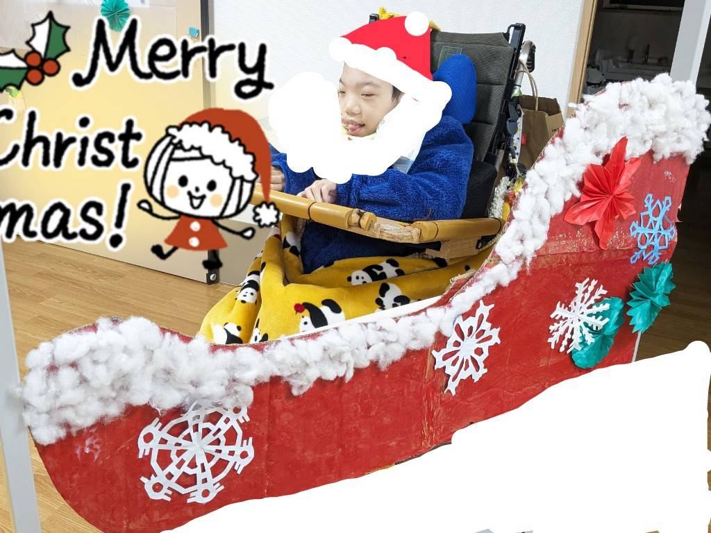 さん　クリスマスの靴下の飾りに入る利用者様