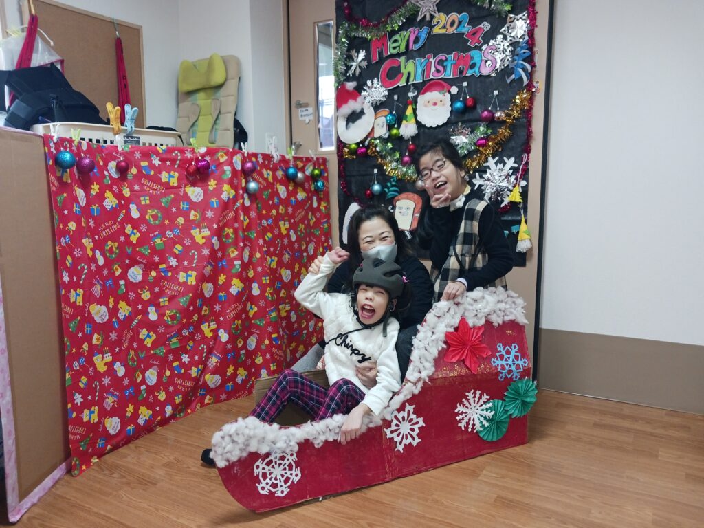 さん　クリスマスの靴下の飾りに入って笑顔の利用者様