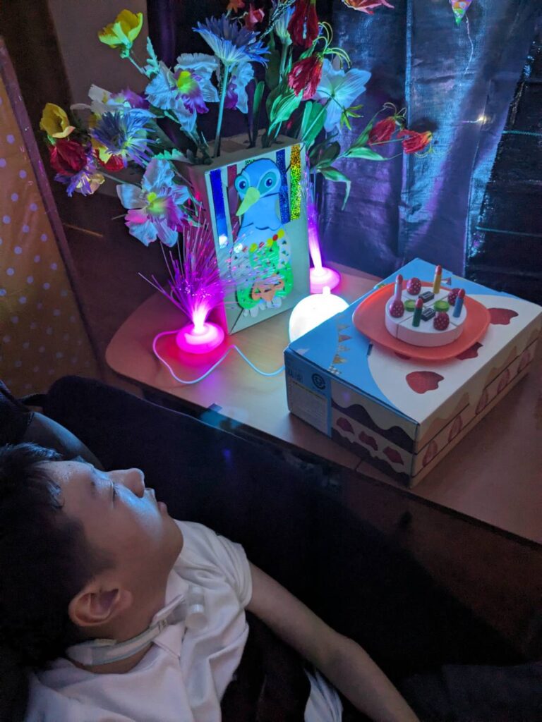 さん　お誕生日のかざりと光るランプ