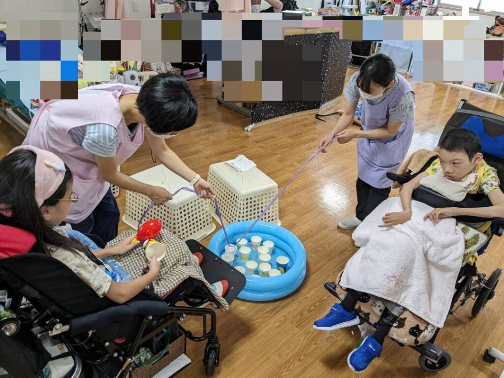 さん　紙コップ遊び