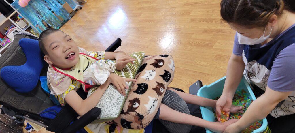 さん　足にビーズを当てる遊び