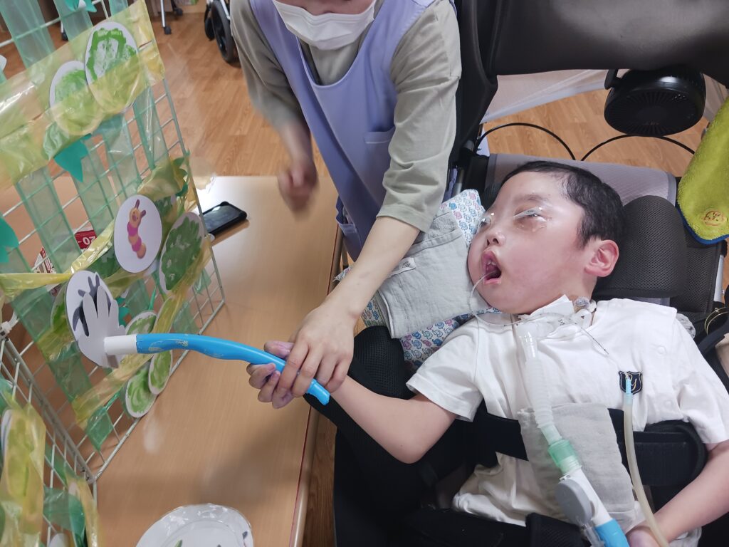 さん　おもちゃの野菜と虫で、虫取り体験をする利用者様